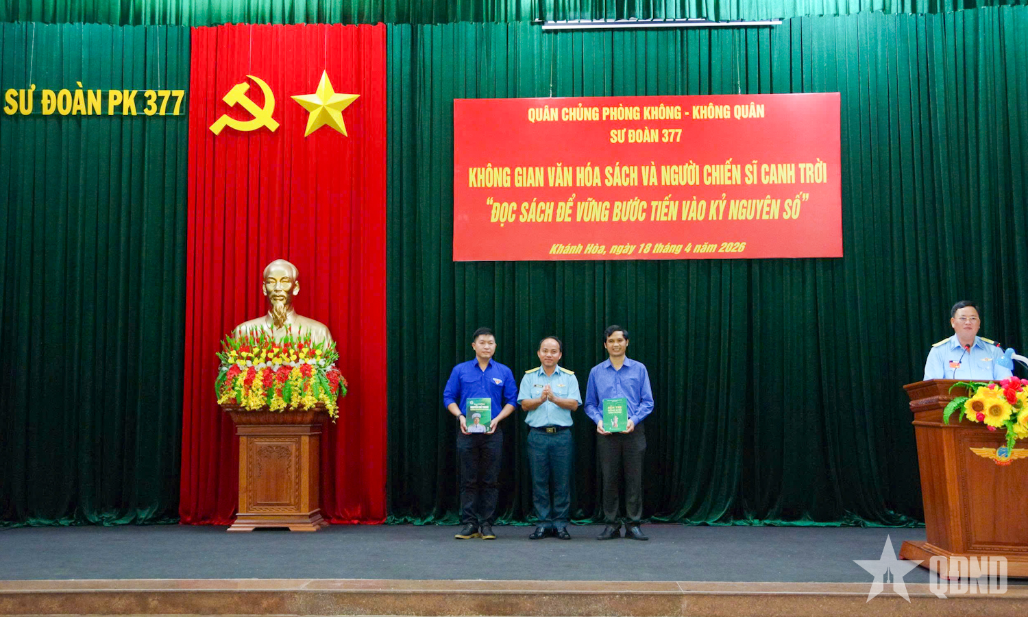 Không gian văn hóa sách và người chiến sĩ canh trời